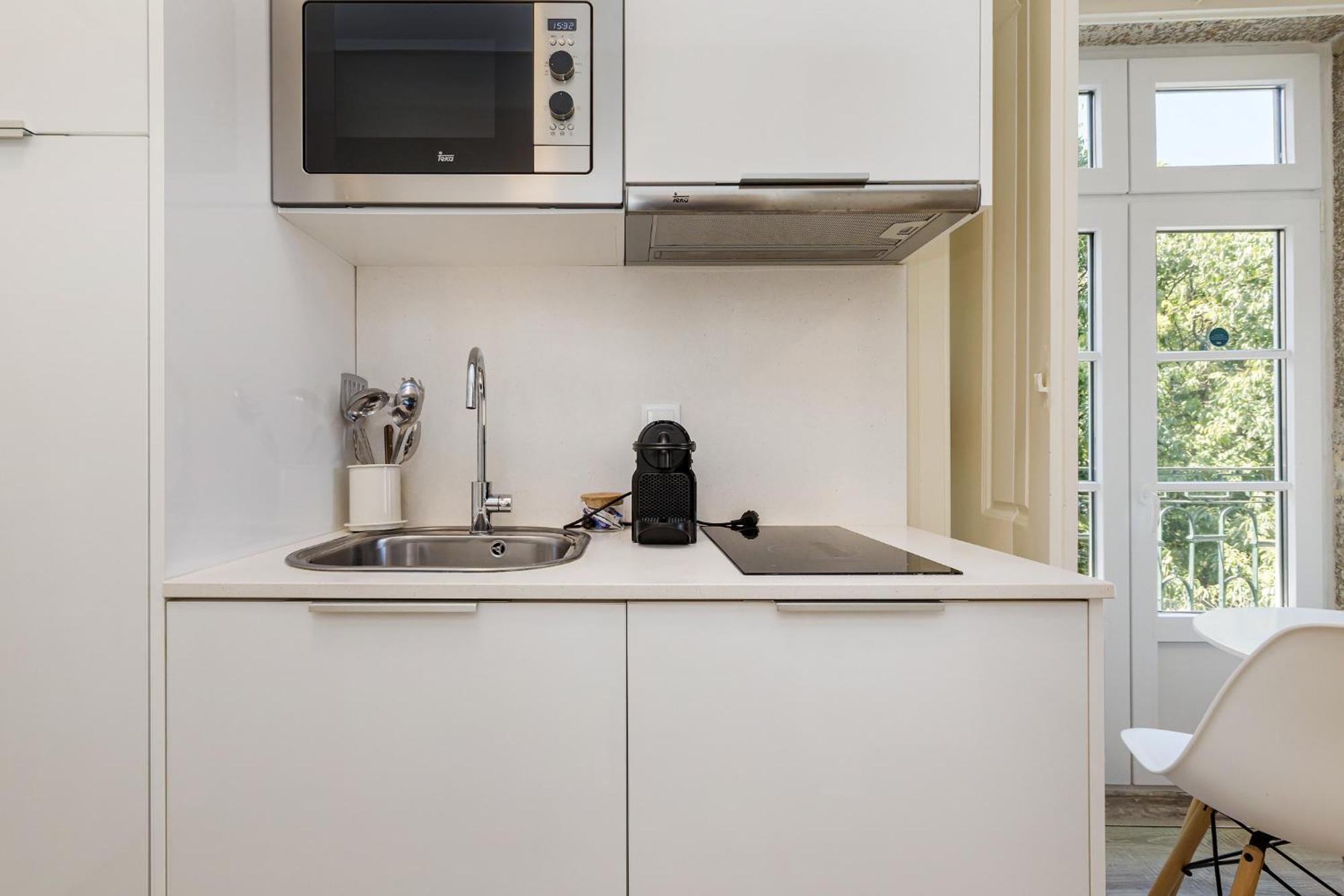 Metropolitan Living - Janelas Verdes Apartment