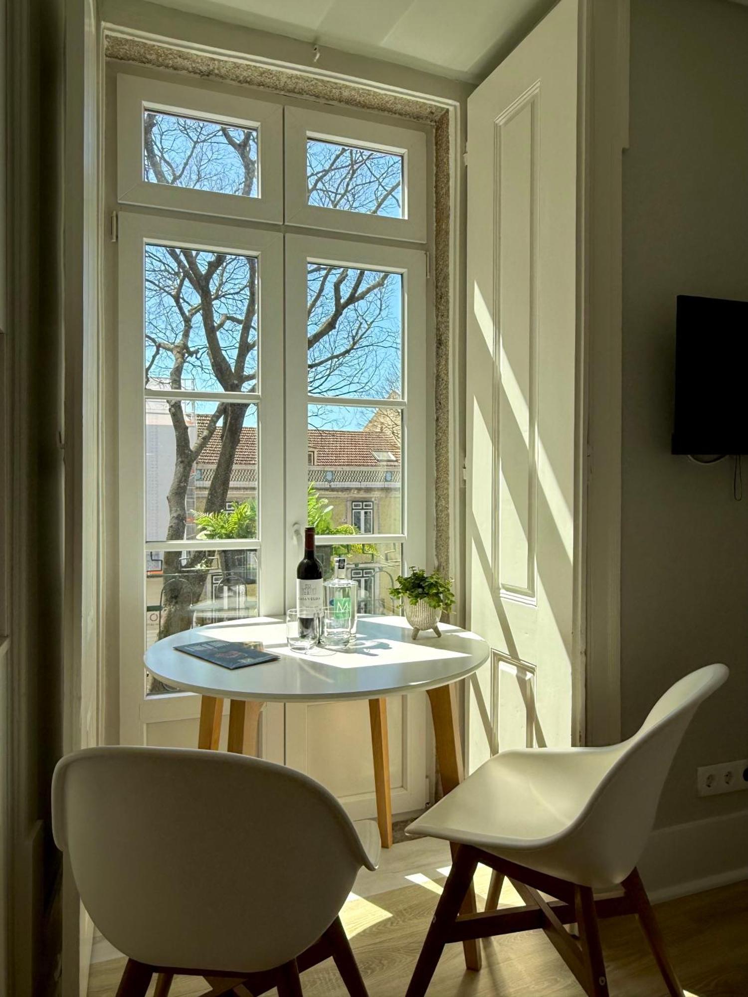 Metropolitan Living - Janelas Verdes Apartment